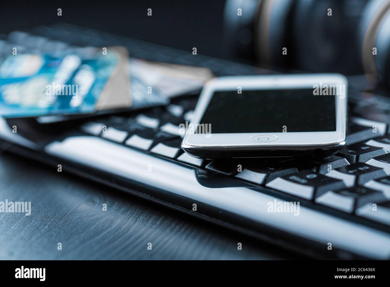 Carte di credito bancarie su tastiera. Concetto di online banking e acquisto di internet. Messa a fuoco morbida. Foto Stock