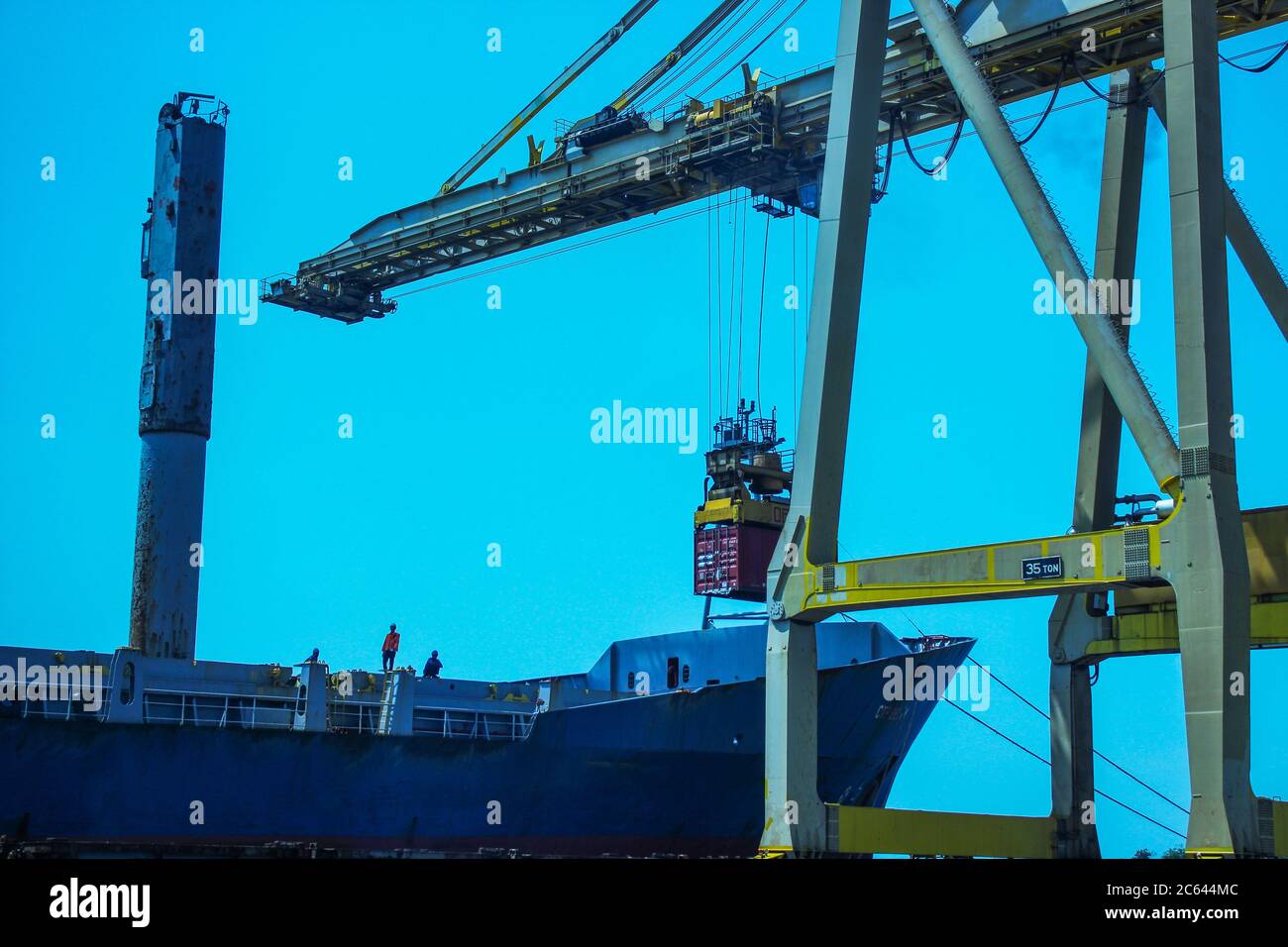 Carico e scarico carico di spedizione con gru industriale. Esportazione e importazione di trasporti marittimi. Foto Stock