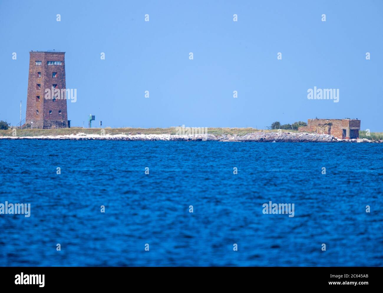 Ruden, Germania. 02 luglio 2020. L'isola del Mar Baltico Ruden con la torre di misurazione Stazione 19 nel Greifswalder Bodden e dietro di esso il Greifswalder OIE con il famoso faro. L'isola alla foce della corrente di Peene, all'estremità meridionale della soglia di Greifswald Bodden. Il Ruden fa parte della riserva naturale Peenemünder Haken, Struck e Ruden dal 1925. Credit: Jens Büttner/dpa-Zentralbild/ZB/dpa/Alamy Live News Foto Stock