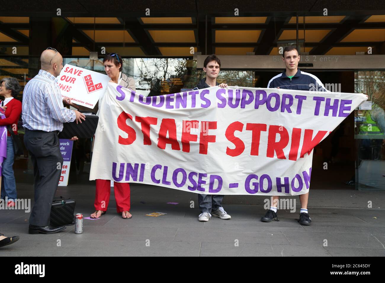 Un banner che dice, ‘Si tuods sostengono lo sciopero del personale uni chiuso – vai a casa’ si tiene di fronte all’ingresso principale dell’Università di tecnologia, Sydne Foto Stock