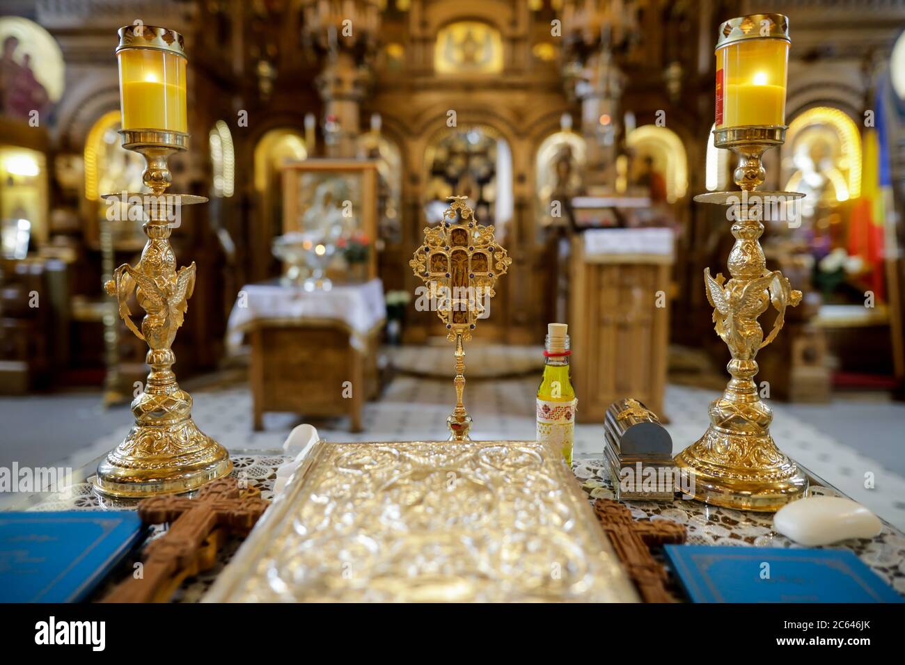 Bucarest, Romania - 24 maggio 2020: Dettagli con accessori in una Chiesa ortodossa necessari per un battesimo ortodosso. Fonte battesimale. Foto Stock