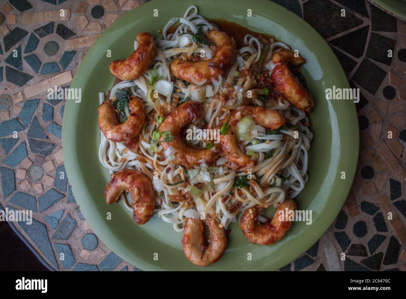 Un piatto di pasta vegana preparato a casa con gamberetti imitazione Foto Stock