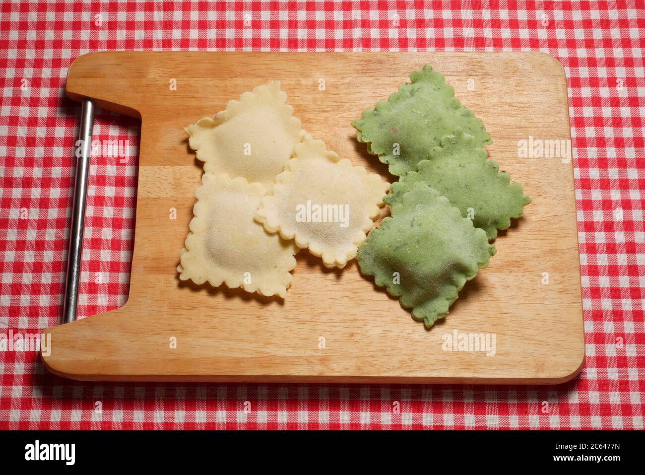 RAVIOLI DI RISO DI ZUCCA E RAVIOLI DI RISO DI FORMAGGIO DI RICOTTA DI SPINACI Foto Stock