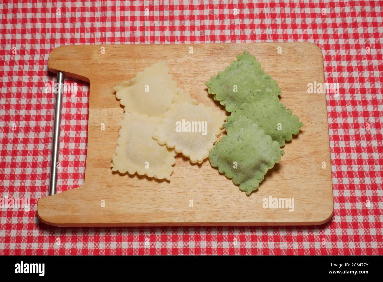 RAVIOLI DI RISO DI ZUCCA E RAVIOLI DI RISO DI FORMAGGIO DI RICOTTA DI SPINACI Foto Stock