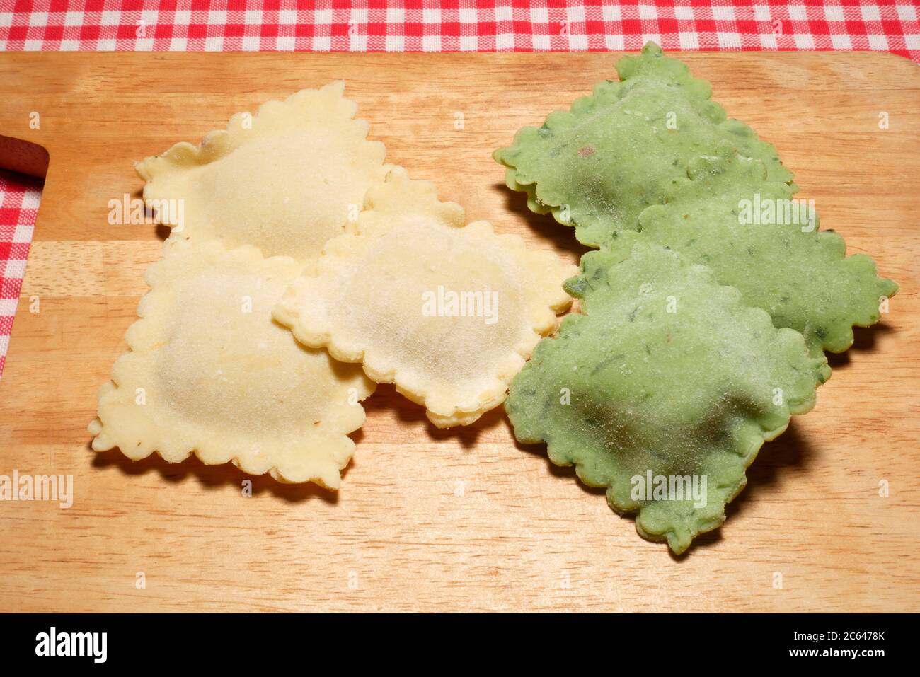 RAVIOLI DI RISO DI ZUCCA E RAVIOLI DI RISO DI FORMAGGIO DI RICOTTA DI SPINACI Foto Stock