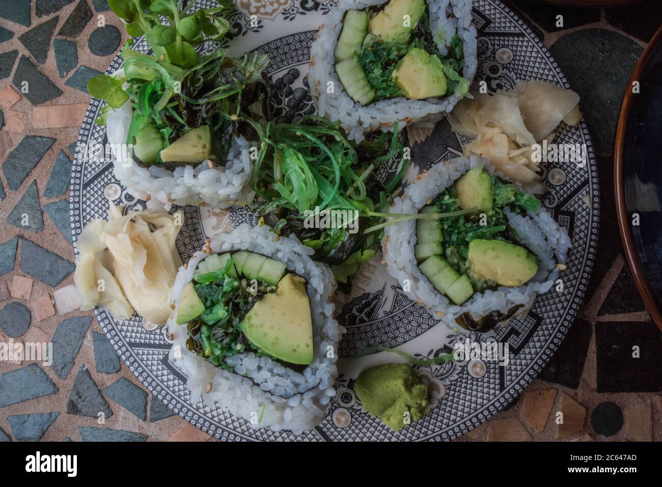 Panini di sushi vegano fatti in casa con riso, alghe, tofu, avocado e altri sapori. Foto Stock