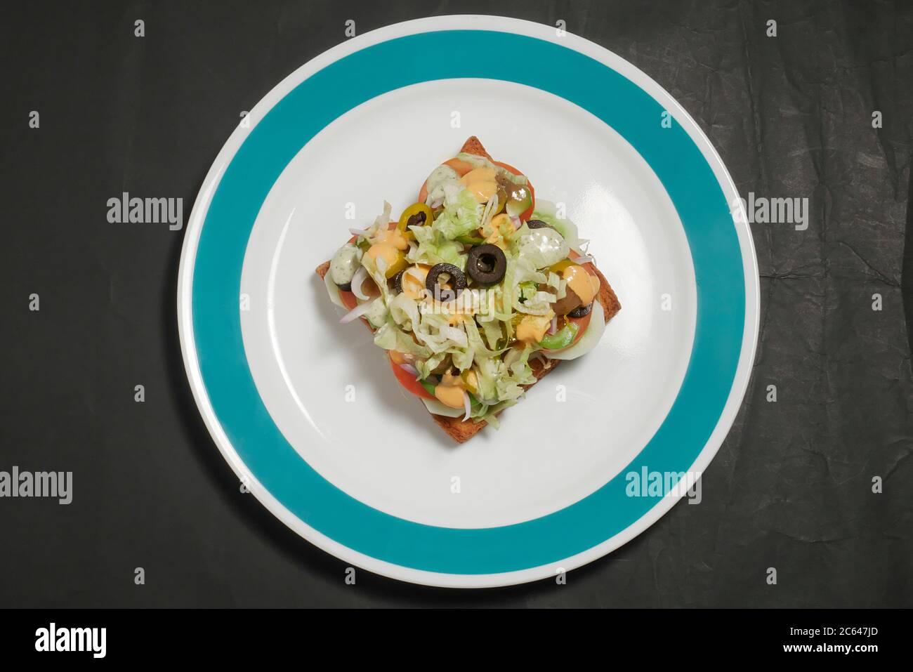 PANINO VEGETARIANO APERTO SU PANE INTEGRALE Foto Stock