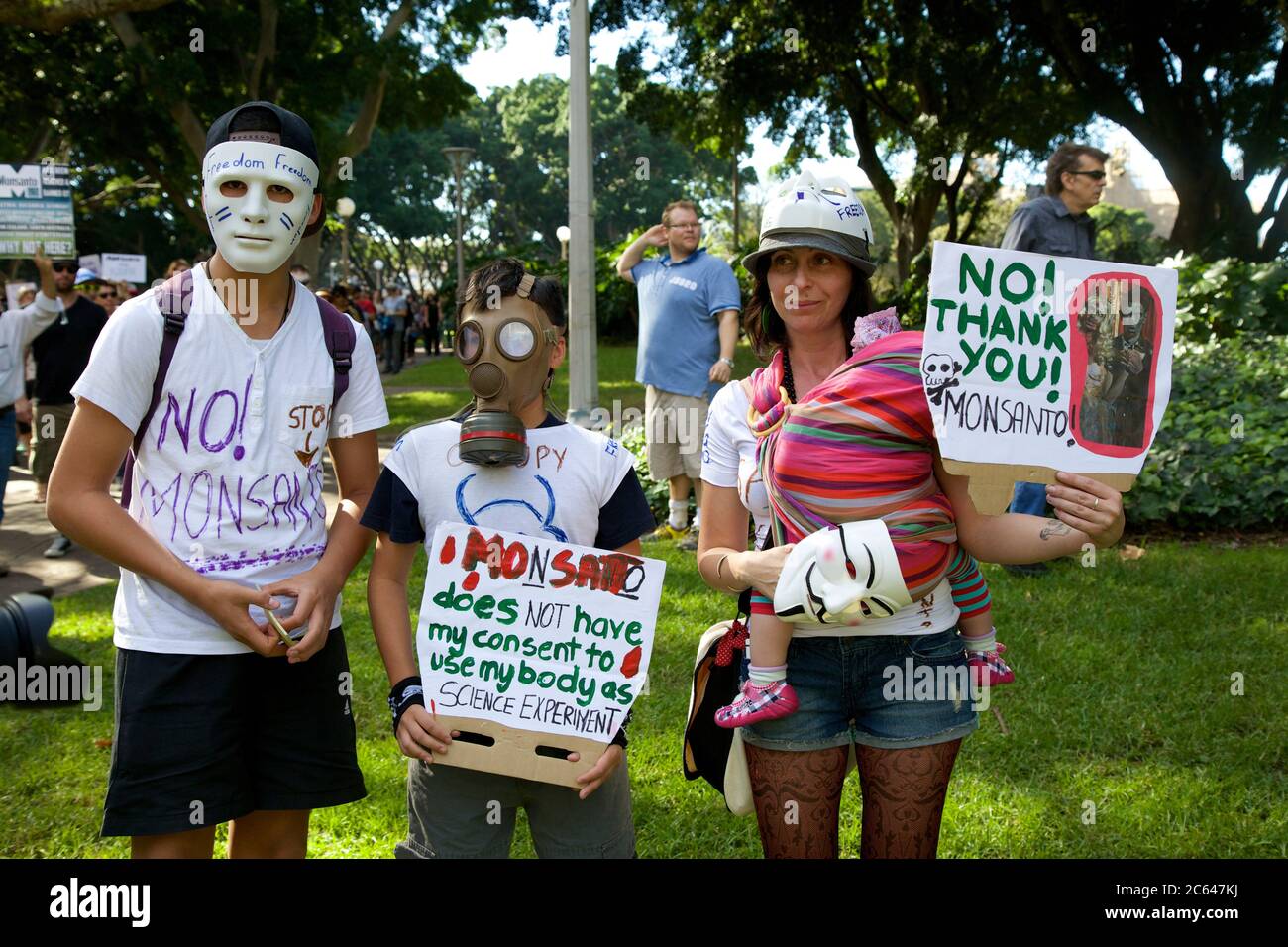 Marcia contro i manifestanti Monsanto ad Hyde Park, Sydney tenere cartelli. Si dice: "Monsanto non ha il mio consenso ad usare il mio corpo come sperimentatore scientifico Foto Stock