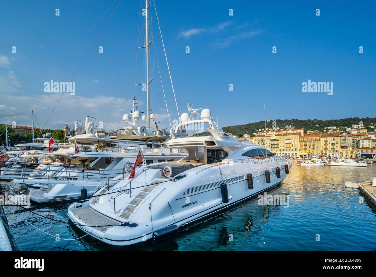 Yacht di lusso ormeggiati a Port Lympia, il porto di Nizza, in Costa Azzurra, Provenza-Alpi-Côte Azzurra, Francia Foto Stock