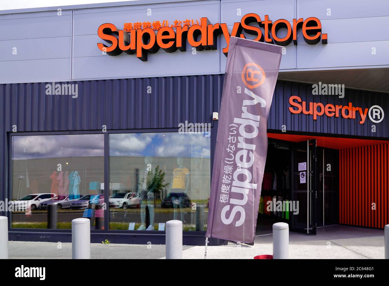 Bordeaux , Aquitaine / Francia - 07 02 2020 : segno del logo di Superdry del negozio di moda internazionale di abbigliamento negozio britannico Foto Stock