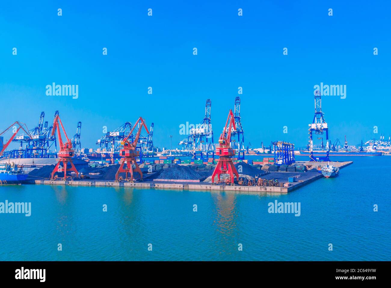 Trasporto di carbone di carico dock in mare Foto Stock