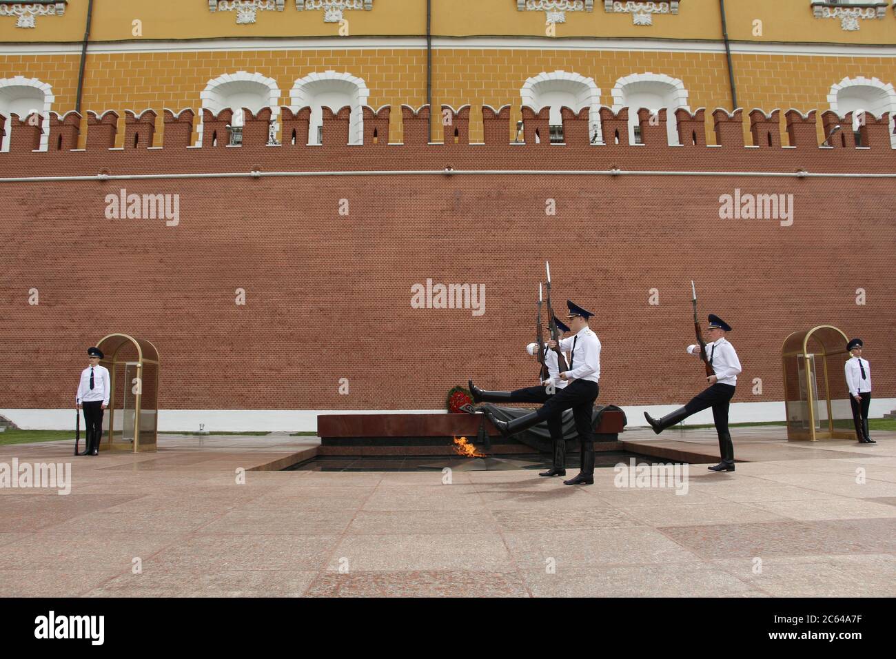 Mosca, RF, 06.04.2020. Il cambio orario della guardia presidenziale russa alla Tomba del Milite Ignoto e la fiamma Eterna in Alessandro Foto Stock