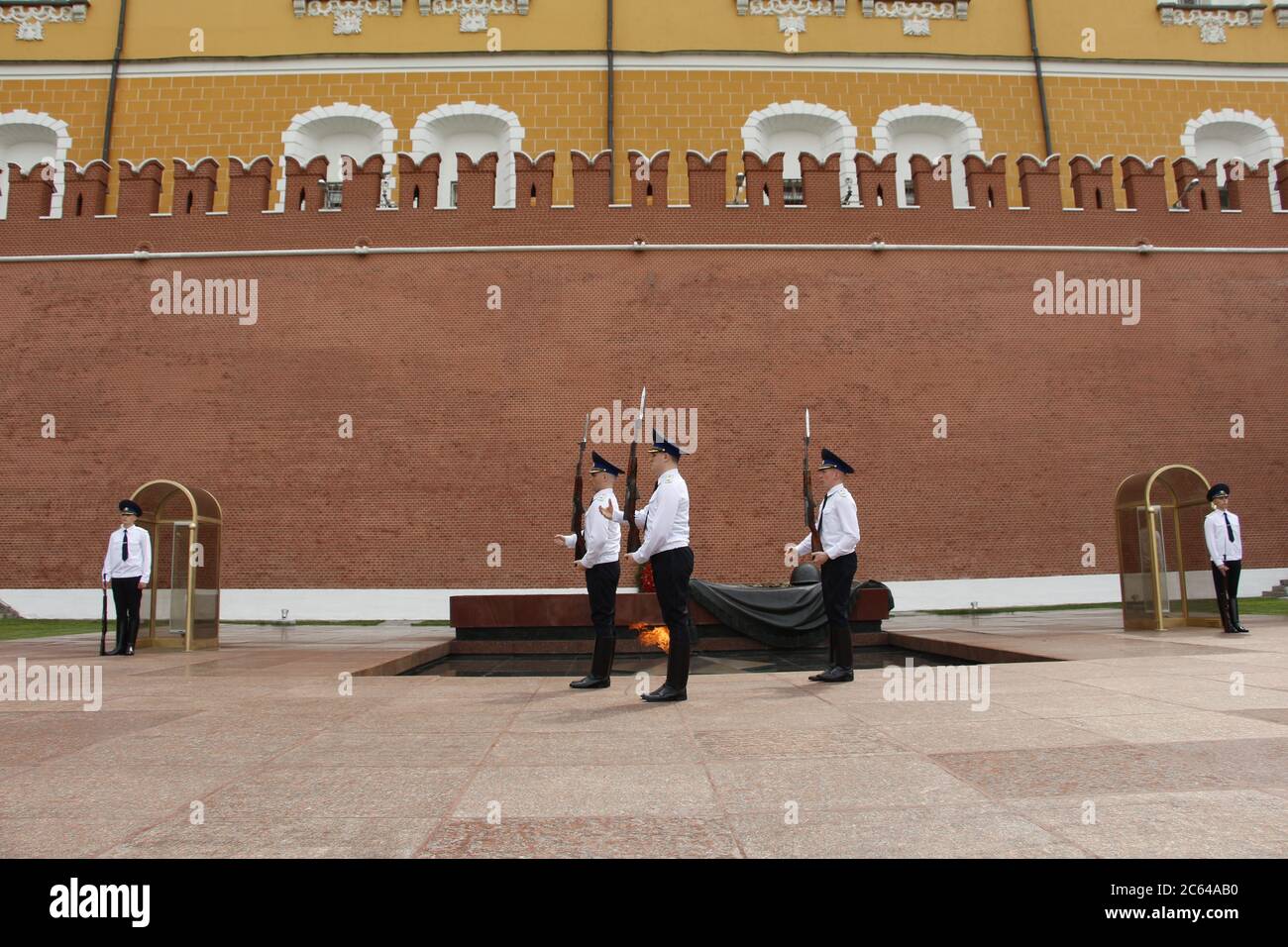Mosca, RF, 06.04.2020. Il cambio orario della guardia presidenziale russa alla Tomba del Milite Ignoto e la fiamma Eterna in Alessandro Foto Stock