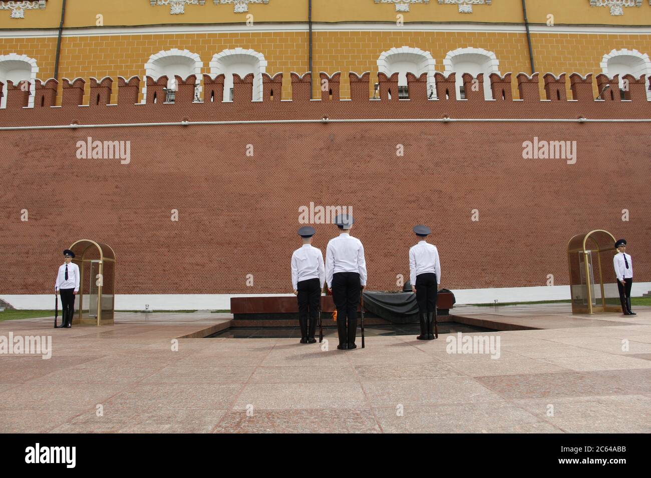 Mosca, RF, 06.04.2020. Il cambio orario della guardia presidenziale russa alla Tomba del Milite Ignoto e la fiamma Eterna in Alessandro Foto Stock