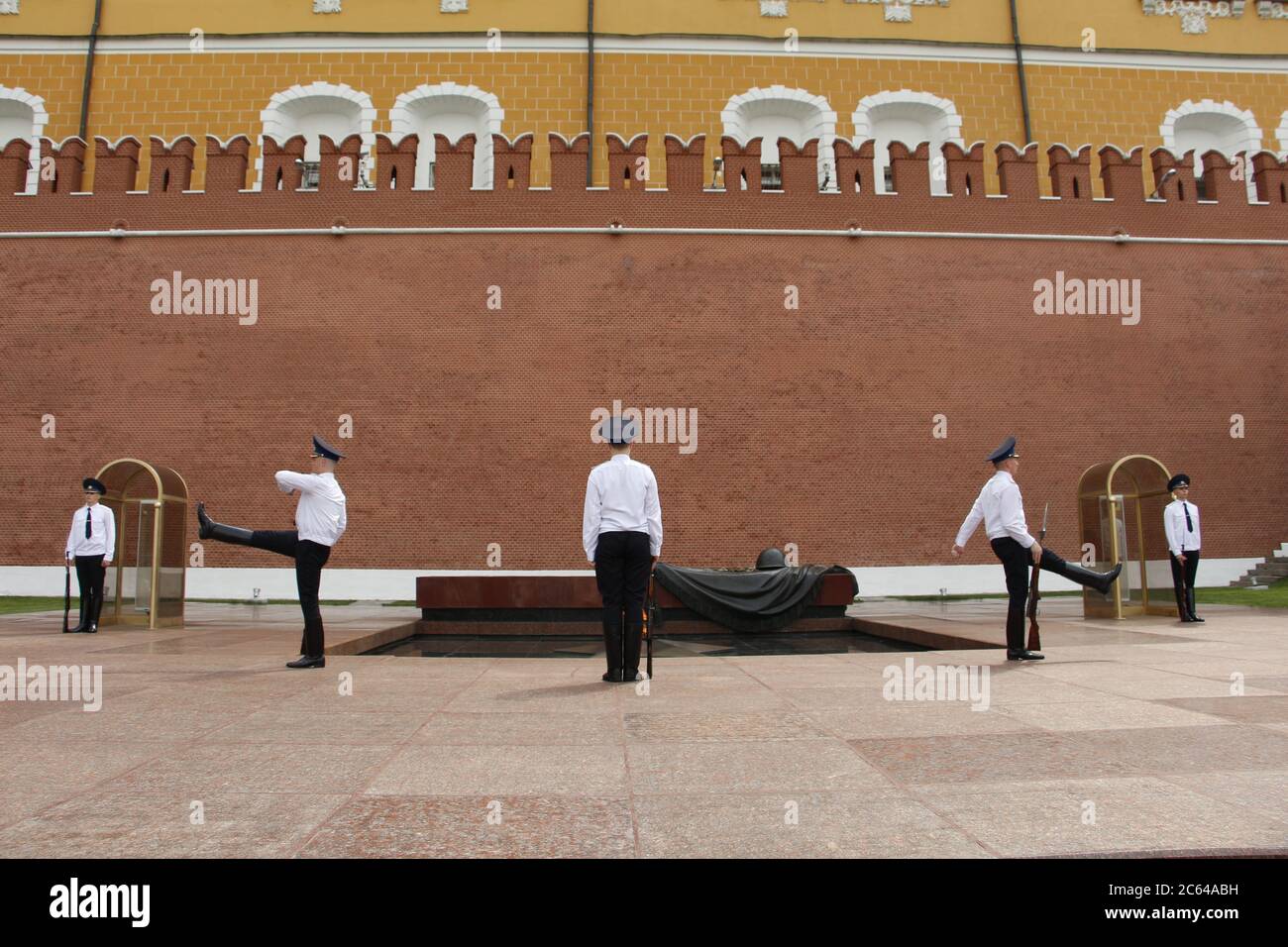 Mosca, RF, 06.04.2020. Il cambio orario della guardia presidenziale russa alla Tomba del Milite Ignoto e la fiamma Eterna in Alessandro Foto Stock