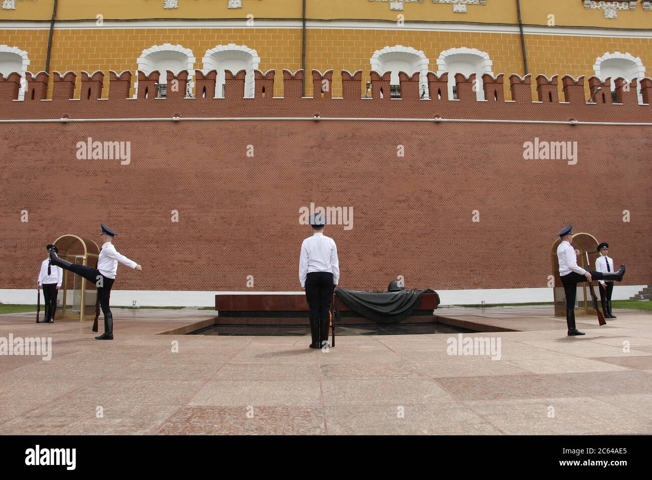 Mosca, RF, 06.04.2020. Il cambio orario della guardia presidenziale russa alla Tomba del Milite Ignoto e la fiamma Eterna in Alessandro Foto Stock