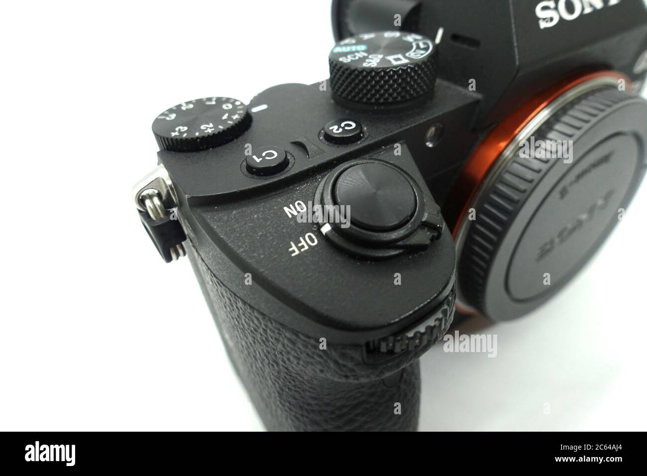 Sony A7 Mark III su sfondo bianco isolato. Questa fotocamera 2018 mirrorless dell'anno è una fotocamera fullframe mirrorless con dimensioni molto compatte Foto Stock