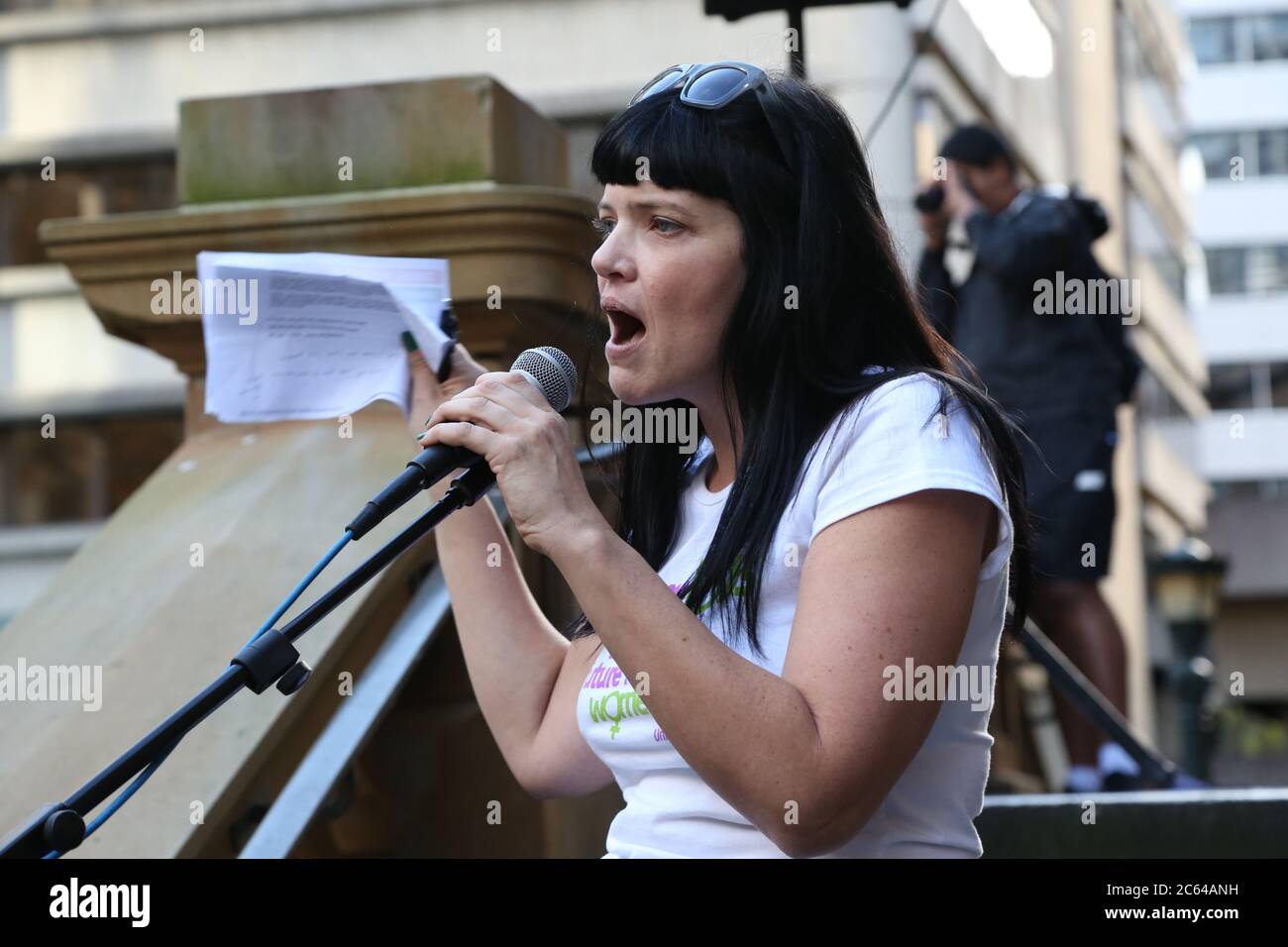 Uno degli organizzatori parla dai gradini del Municipio di Sydney al raduno Save Medicare. Foto Stock