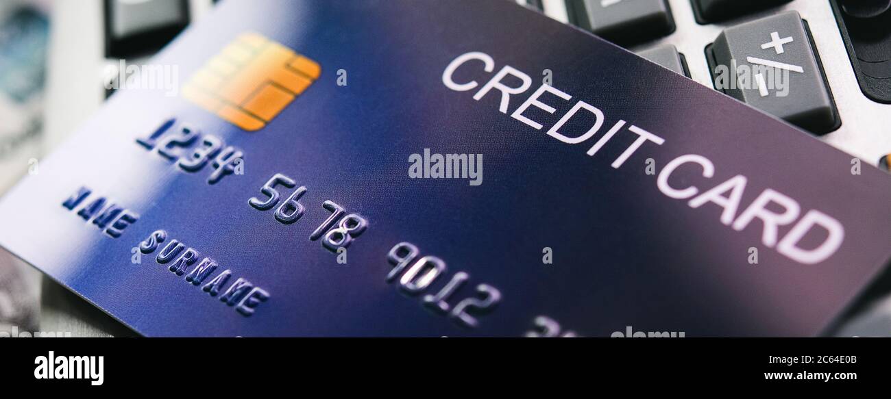 Immagine banner della carta di credito sullo sfondo della calcolatrice per il concetto finanziario Foto Stock