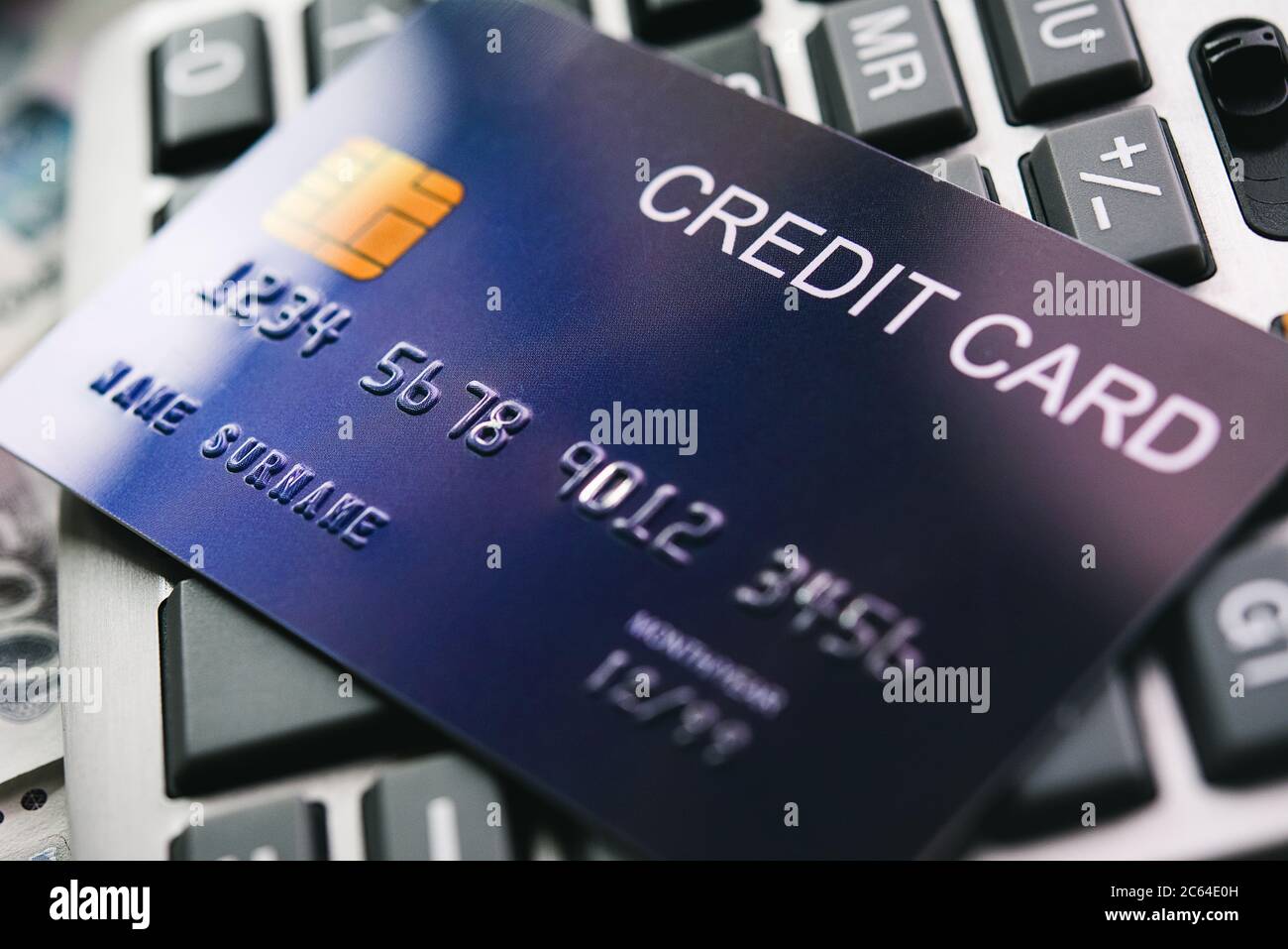 Carta di credito su sfondo calcolatrice per il concetto finanziario Foto Stock