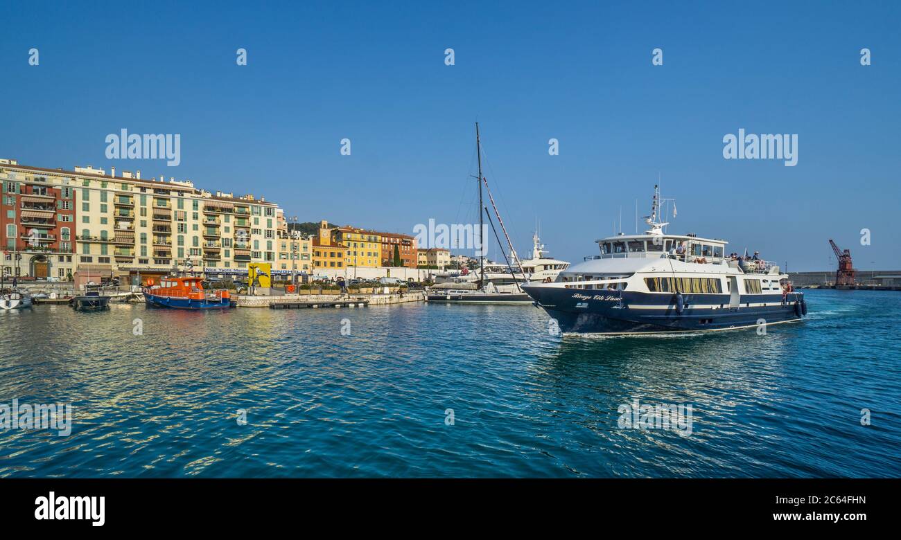 Côte barca turistica che entra a Port Lympia da una crociera turistica sulla costa mediterranea della Costa Azzurra, Nizza, Provenza-Alpi-Costa Azzurra, Francia Foto Stock