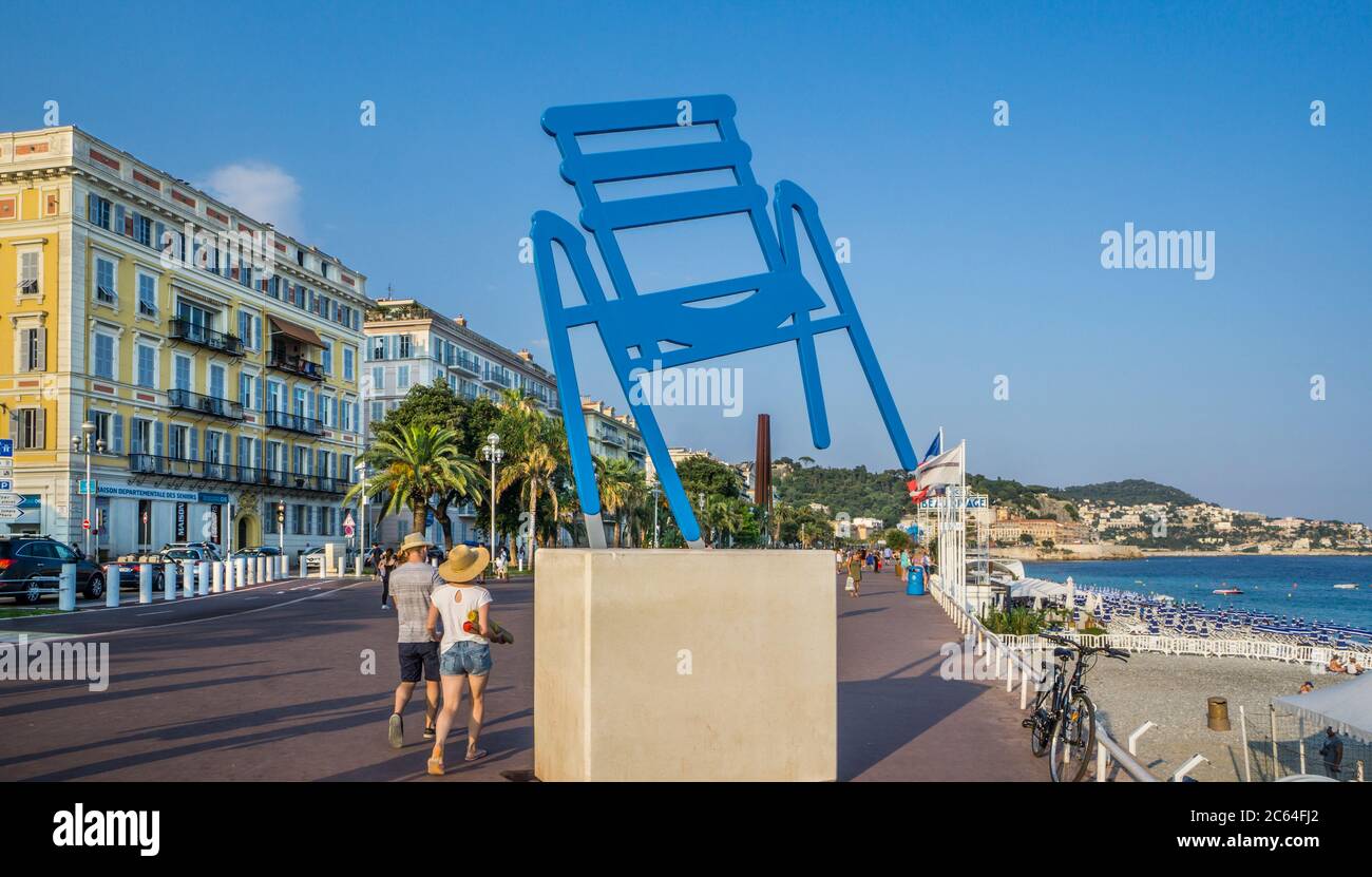 La Chaise Bleue de SAB, la sedia blu di Sabine Géraudie, mostra d'arte al lungomare Quai des États-Unis, Beau Rivage Beach, Nizza, Frenc Foto Stock