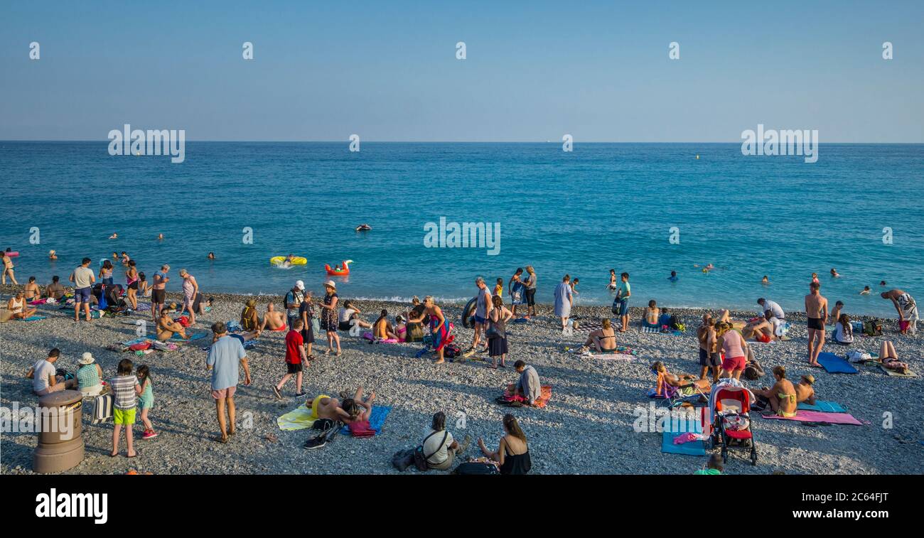 Côte pomeriggio estivo alla spiaggia pubblica Plage du Centenaire sul lungomare di Nizza, Costa Azzurra, Provenza-Alpi-Costa Azzurra, Francia Foto Stock