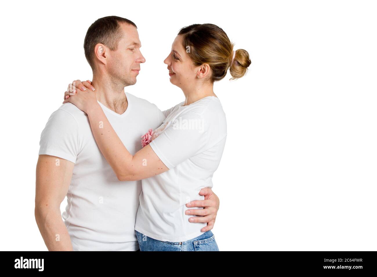 Ritratto di una coppia amorevole abbracciando. In abbigliamento leggero. Isolato su bianco. Foto Stock