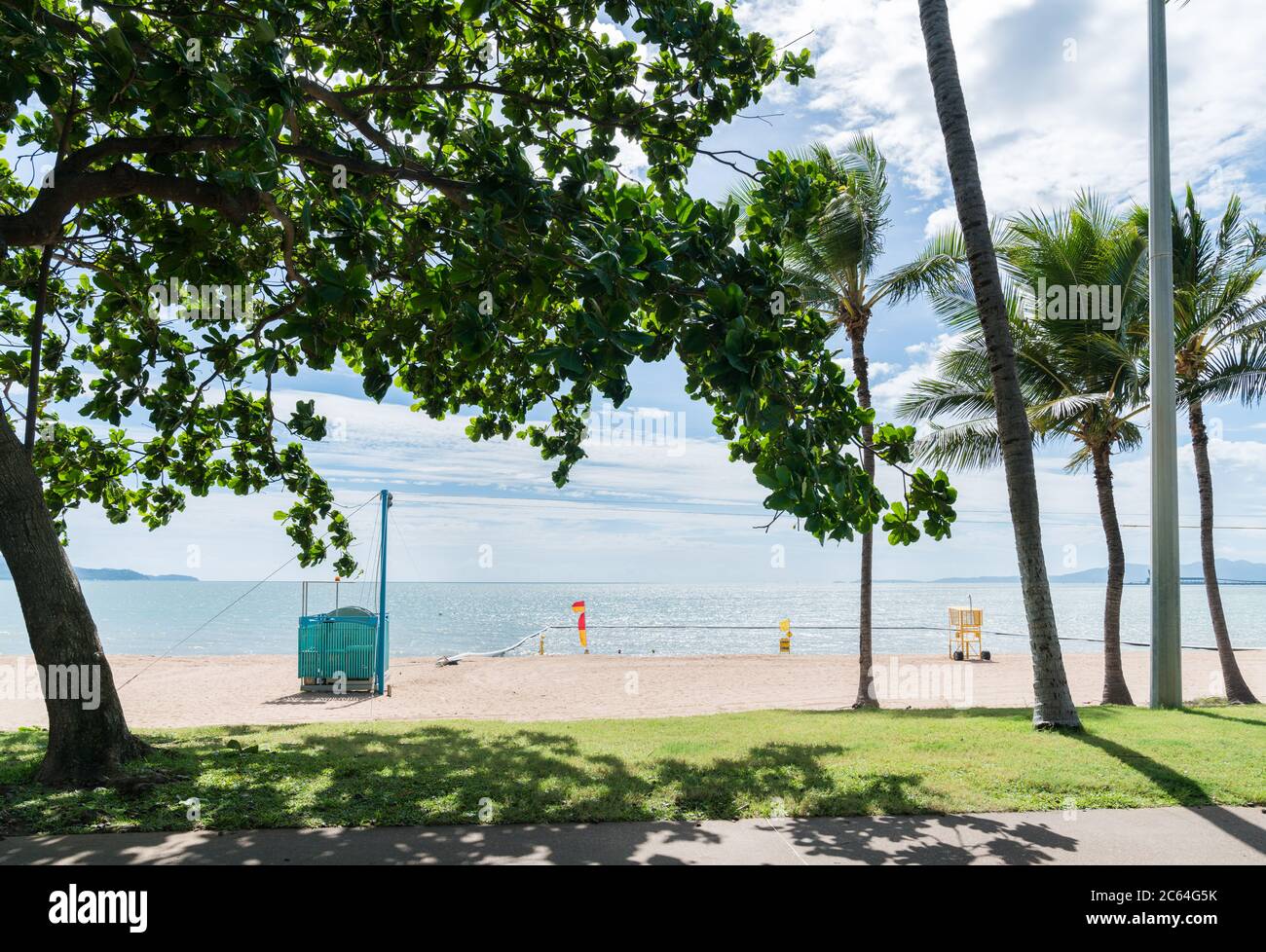 Recinzione per il nuoto per proteggere dagli stinger marini sulla spiaggia a Townsville, QLD, Australia Foto Stock