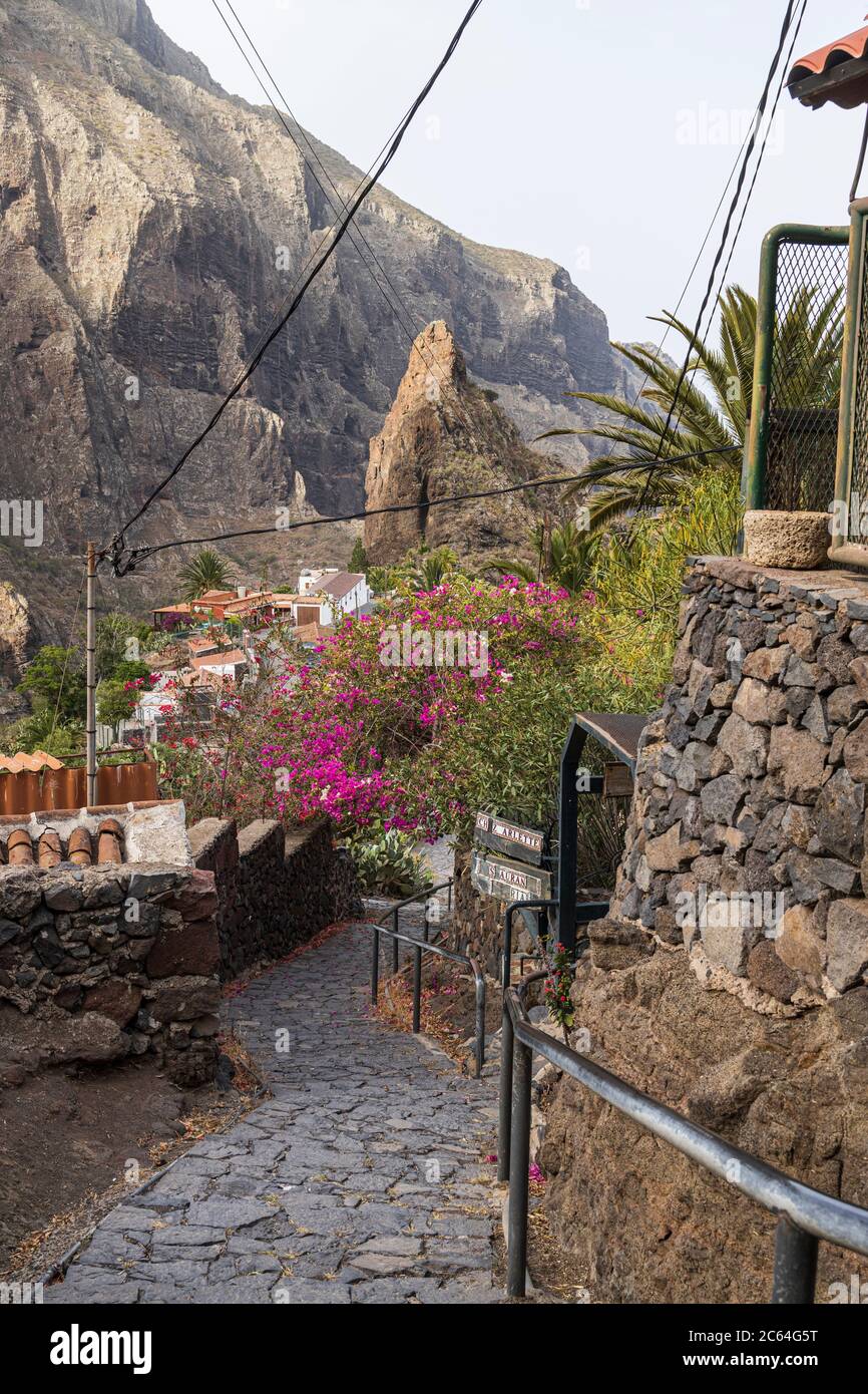 I percorsi attraverso il villaggio normalmente occupato con turisti in visita sono vuoti dopo il covid 19 Lockdown, Masca, Tenerife, Isole Canarie Foto Stock