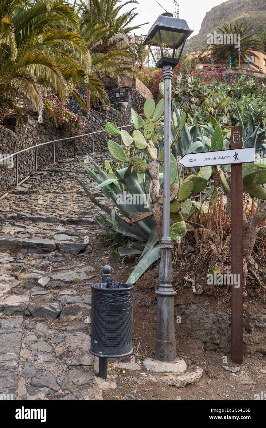 I percorsi attraverso il villaggio normalmente occupato con turisti in visita sono vuoti dopo il covid 19 Lockdown, Masca, Tenerife, Isole Canarie Foto Stock