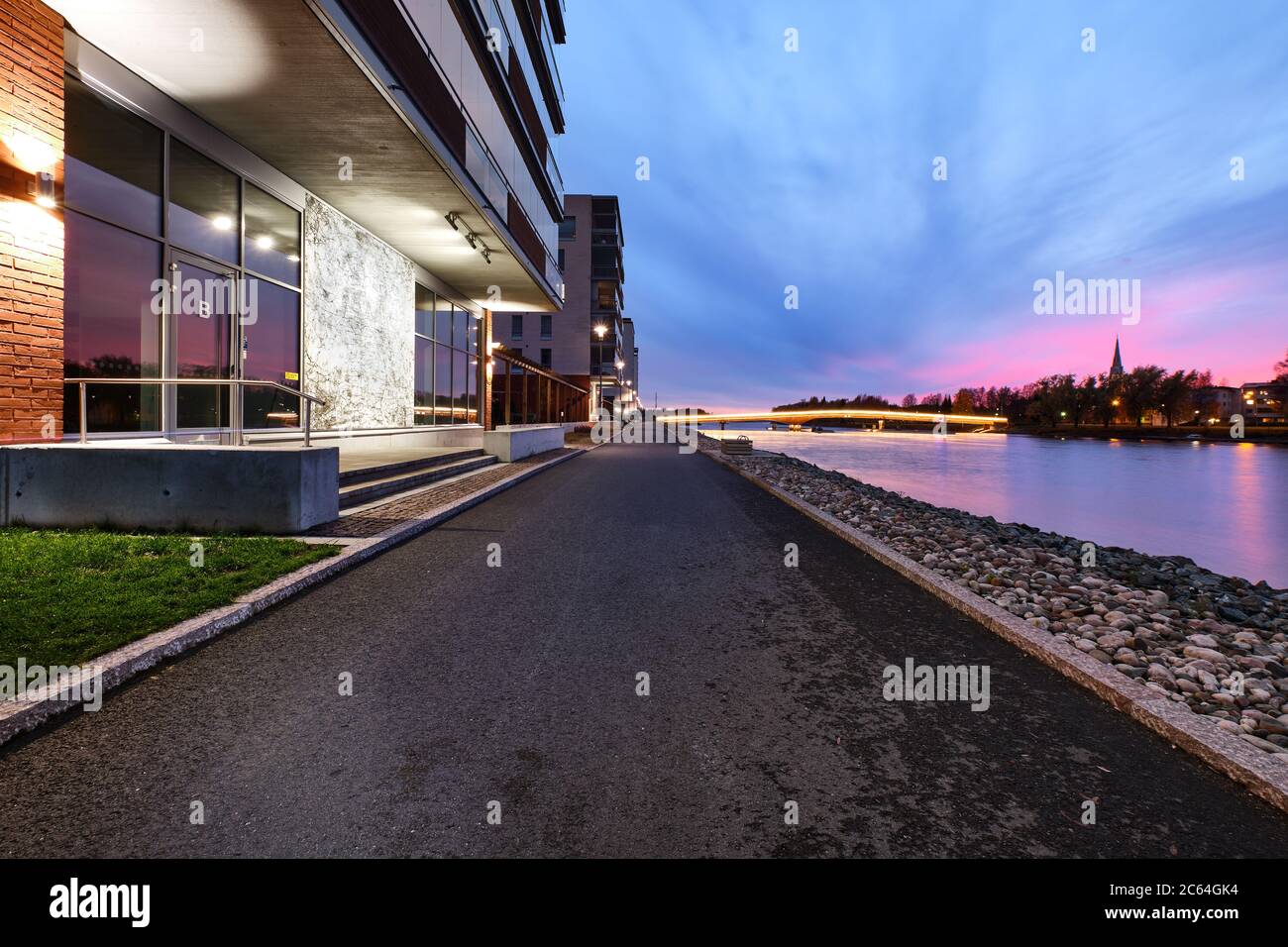 Pielisjoki River Embankment in serata a Joensuu, Finlandia. Foto Stock