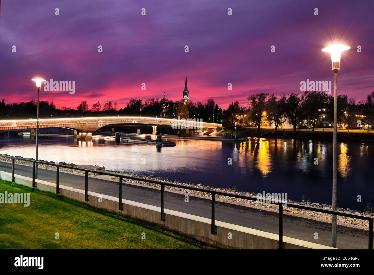 Pielisjoki River Embankment in serata a Joensuu, Finlandia. Foto Stock