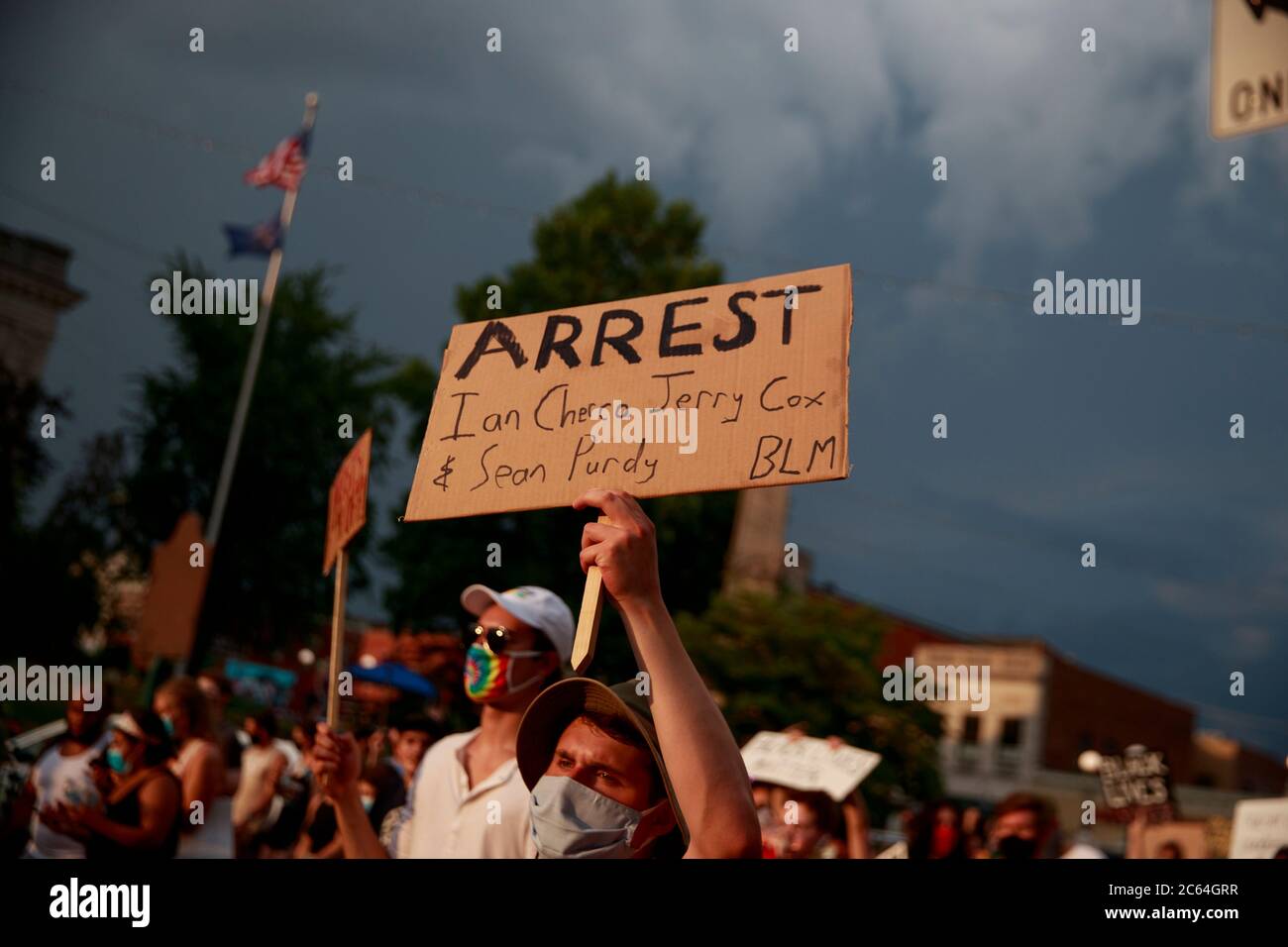 Bloomington, Stati Uniti. 06 luglio 2020. Un manifestante tiene un cartello durante la manifestazione.i manifestanti chiedono giustizia per Vauhxx Booker, che è stato presumibilmente linciato al Lago Monroe Sabato 4 luglio 2020. Credit: SOPA Images Limited/Alamy Live News Foto Stock