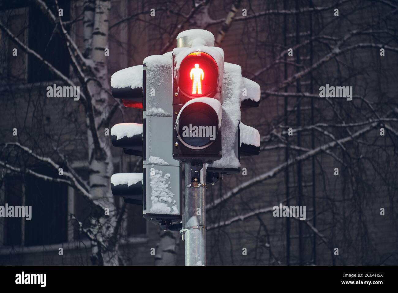Semaforo rosso coperto di neve per pedoni, Finlandia. Foto Stock