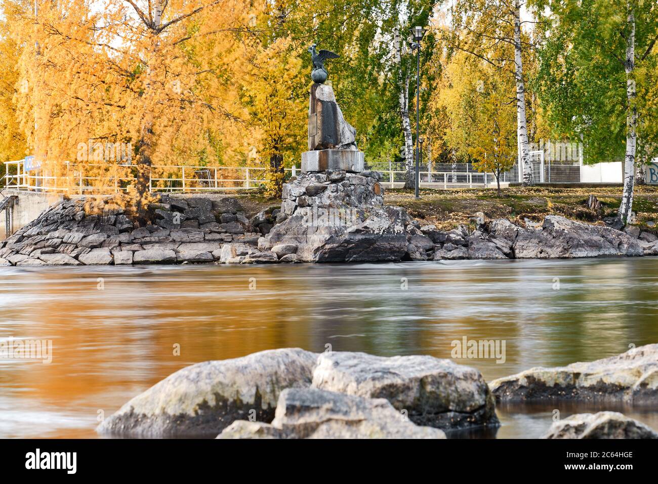 Joensuu, Finlandia - 3 ottobre 2019: Memoriale del canale del fiume Pielisjoki. Foto Stock