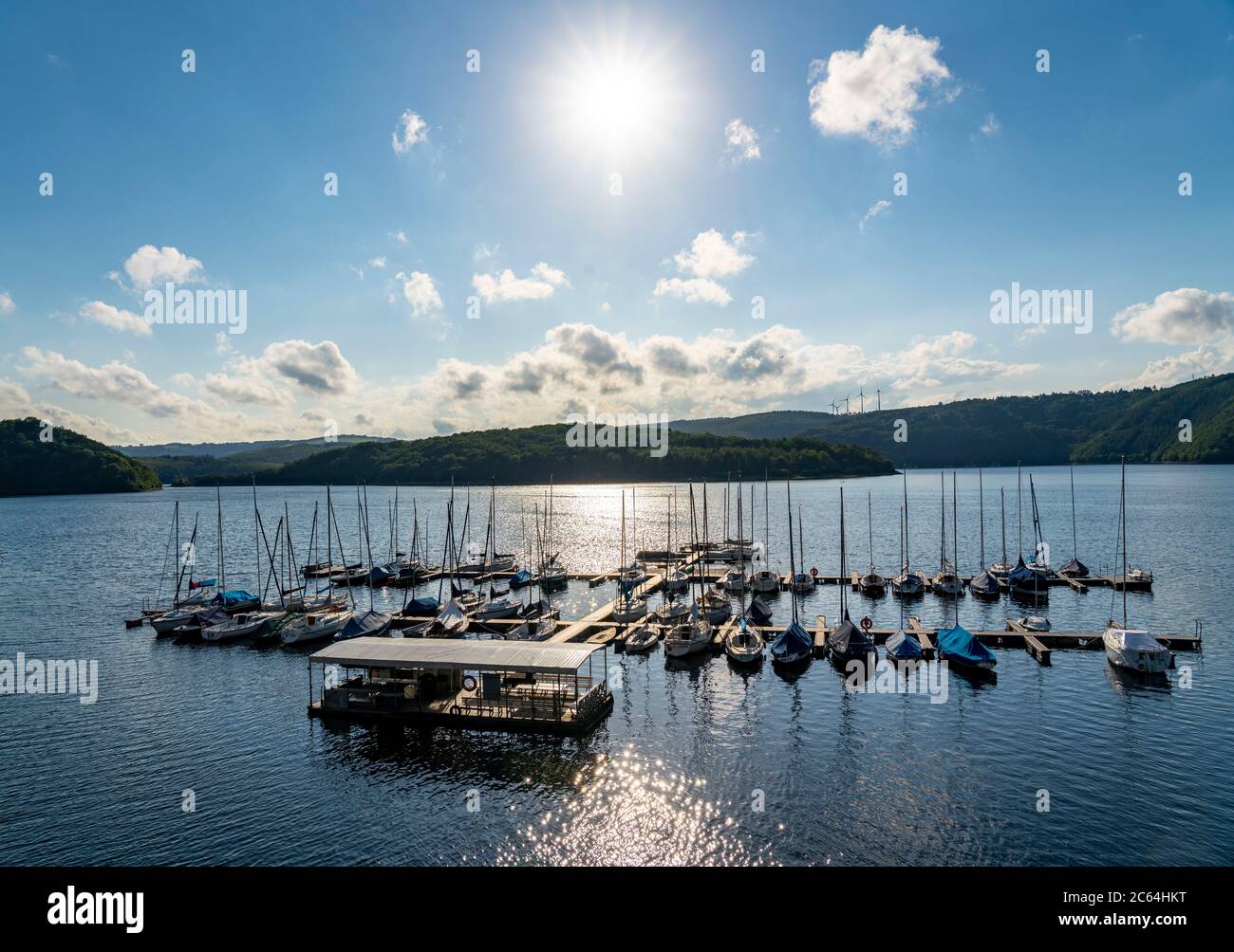 Il Rursee, bacino idrico del Parco Nazionale dell'Eifel, sponda nord-est vicino a Heimbach, vicino alla diga di Rur Schwammenauel, barche a vela presso il molo galleggiante, Foto Stock