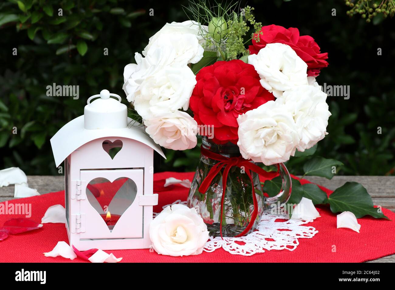 bouquet di rose rosse e bianche come decorazione estiva Foto Stock