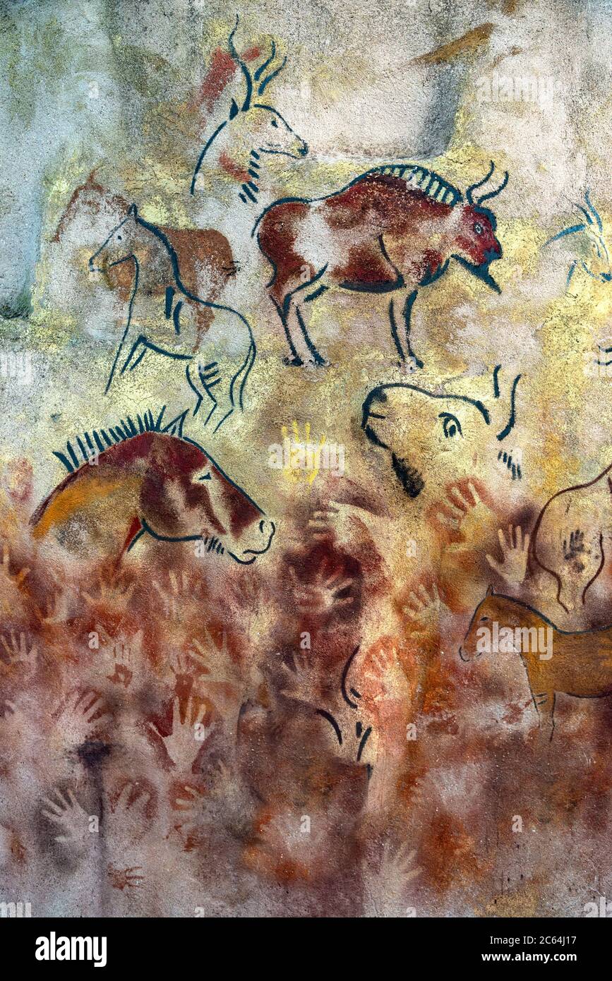 pintura rupestrecon bisontes y caballos, ciervos y manos Foto Stock