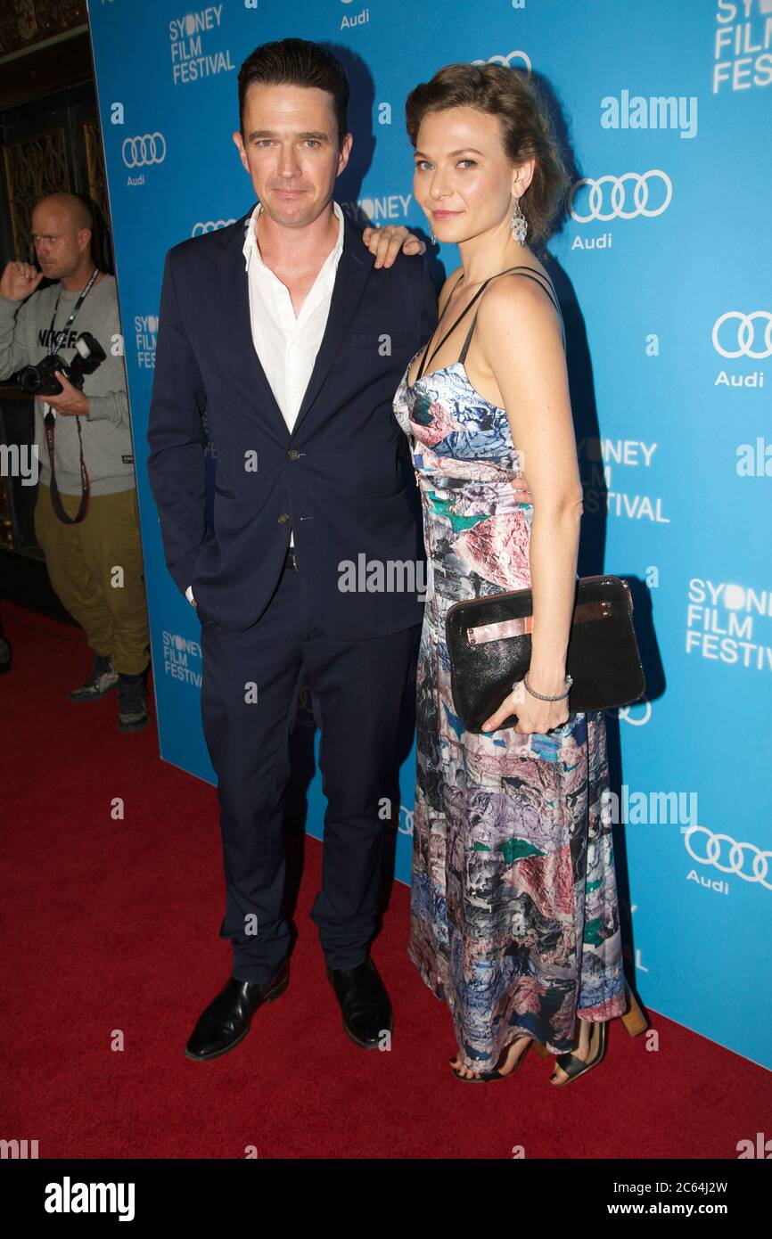 L'attrice Leeanna Walsman e attore Matt Day (Touch) arriva sul tappeto rosso per la notte di apertura del Festival del Cinema di Sydney al Teatro di Stato, 4 Foto Stock