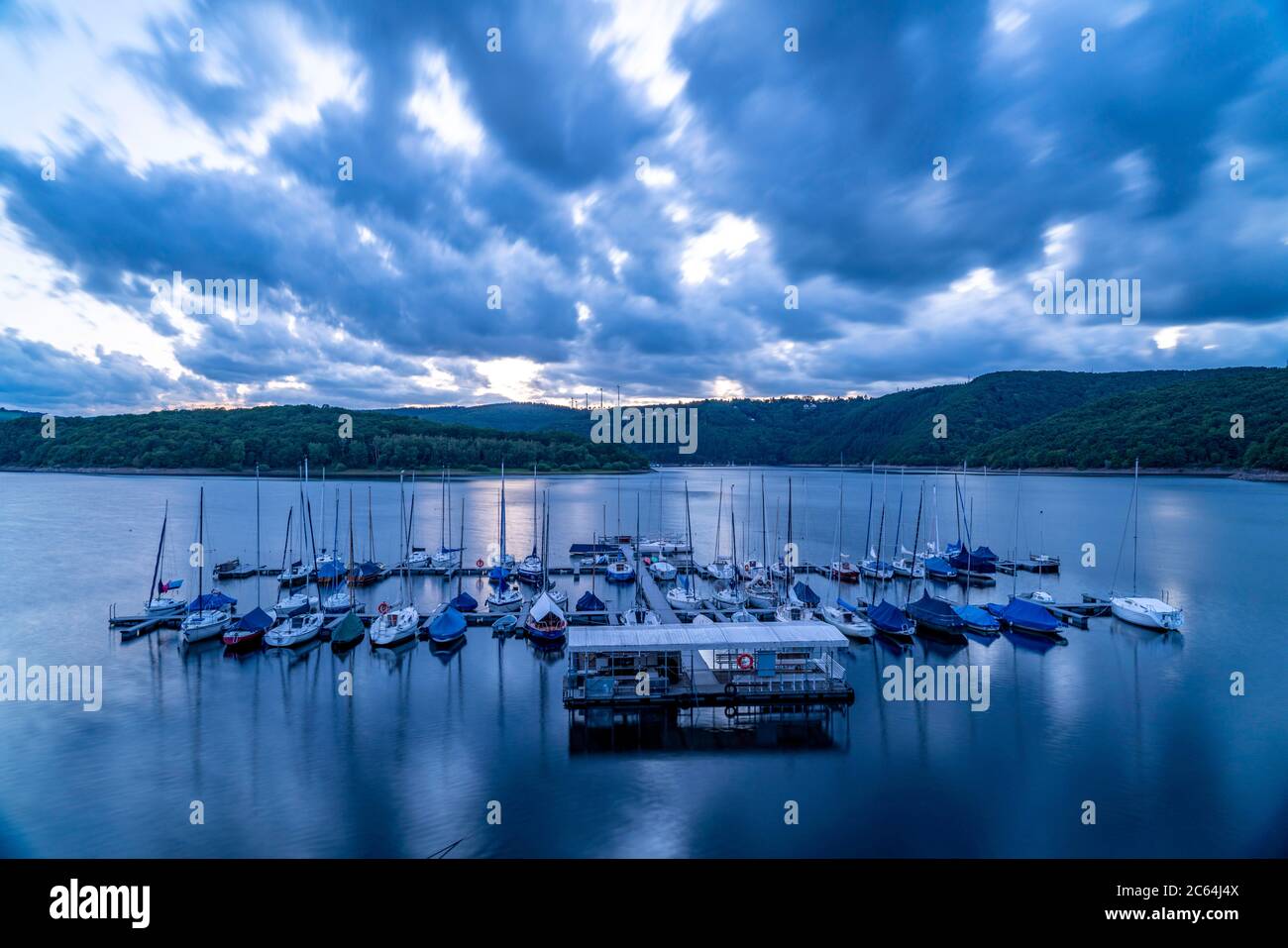 Il Rursee, bacino idrico del Parco Nazionale dell'Eifel, sponda nord-est vicino a Heimbach, vicino alla diga di Rur Schwammenauel, barche a vela presso il molo galleggiante, Foto Stock