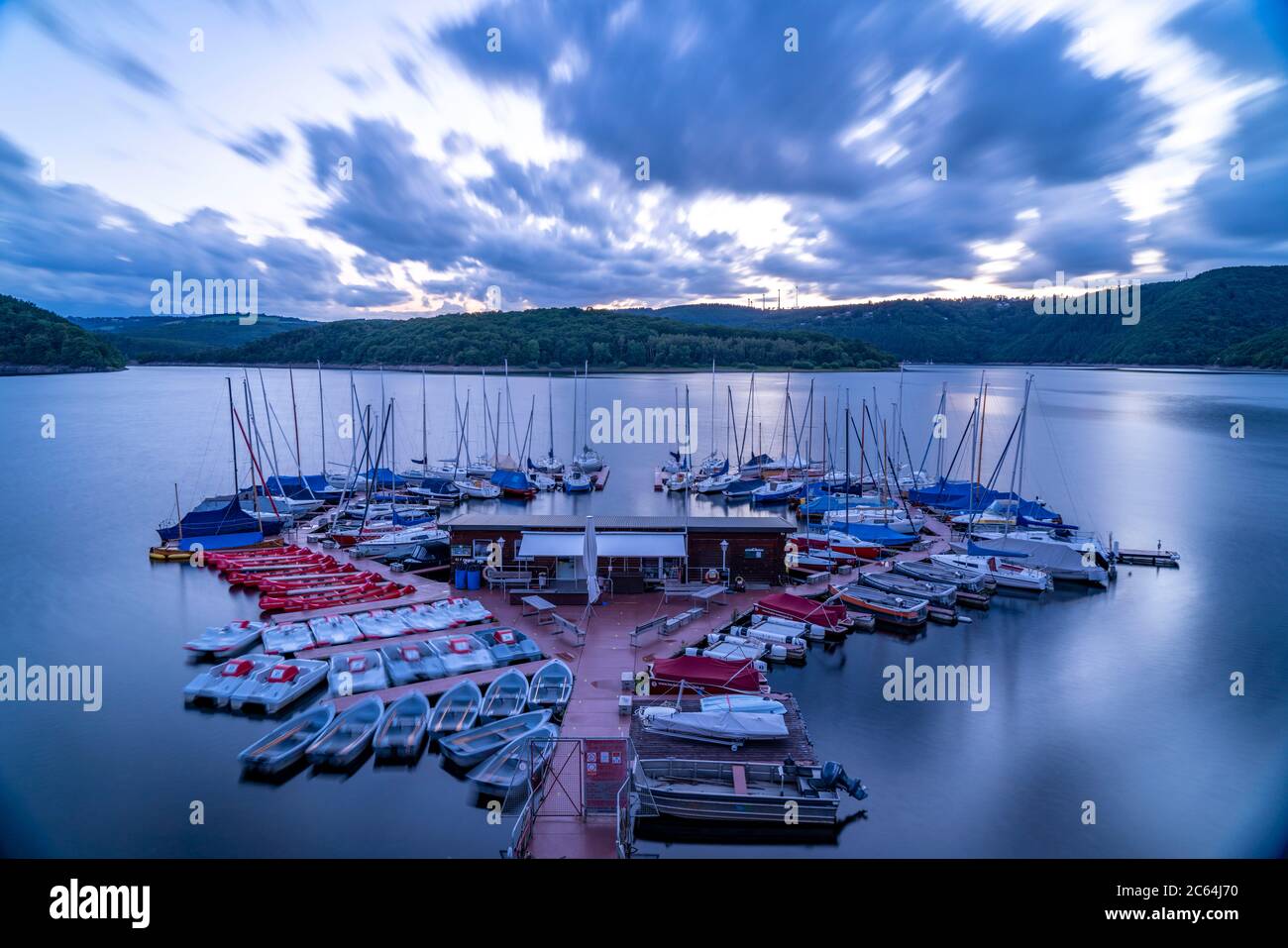 Il Rursee, bacino idrico del Parco Nazionale dell'Eifel, sponda nord-est vicino a Heimbach, vicino alla diga di Rur Schwammenauel, barche a vela presso il molo galleggiante, Foto Stock