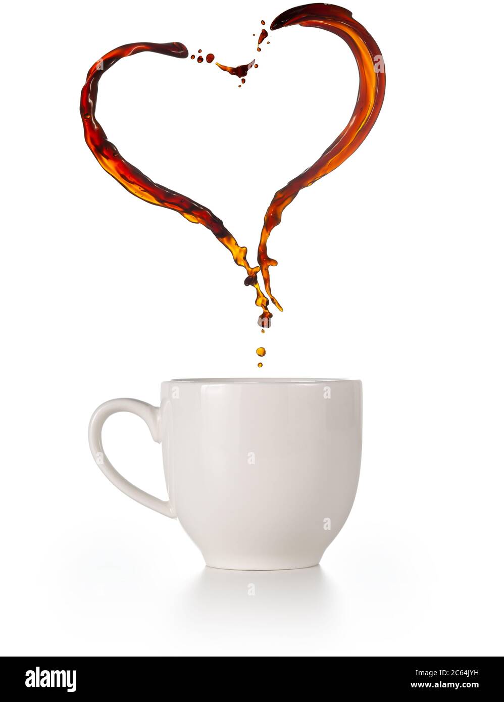 spruzzi di caffè a forma di cuore che volano su una tazza isolata in bianco Foto Stock