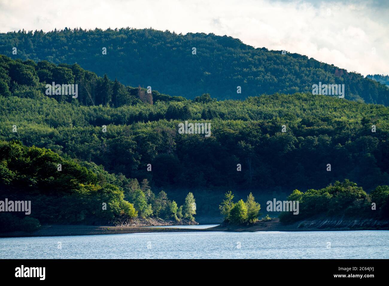 Il Rursee, bacino idrico del Parco Nazionale dell'Eifel, sponda nord-est vicino a Heimbach, vicino alla diga di Rur Schwammenauel, NRW, Germania, Foto Stock