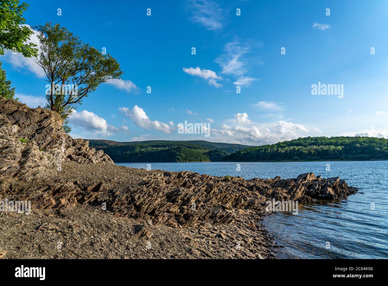 Il Rursee, bacino idrico del Parco Nazionale dell'Eifel, sponda nord-est vicino a Heimbach, vicino alla diga di Rur Schwammenauel, NRW, Germania, Foto Stock