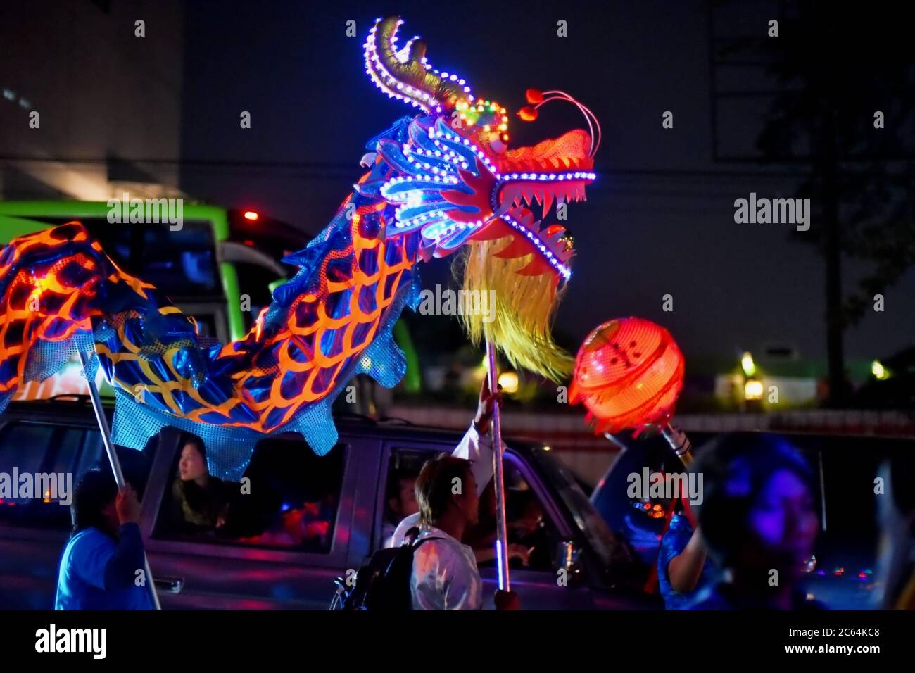 Una squadra di lanterna di drago parata durante la Parata Culturale del Festival della Lanterna di Bandung 2015 (Kirab Budaya Cap Go Meh Bandung 2015) a Bandung, Indonesia. Foto Stock