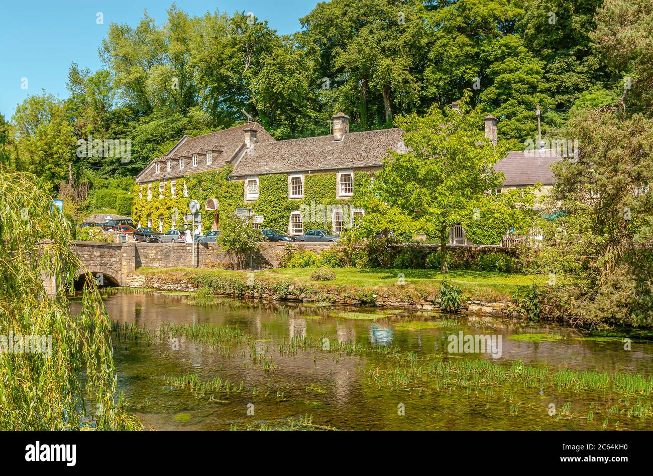 I tradizionali cottage Weaver Cotswolds a River Coln a Bibury, Gloucestershire, Inghilterra Foto Stock