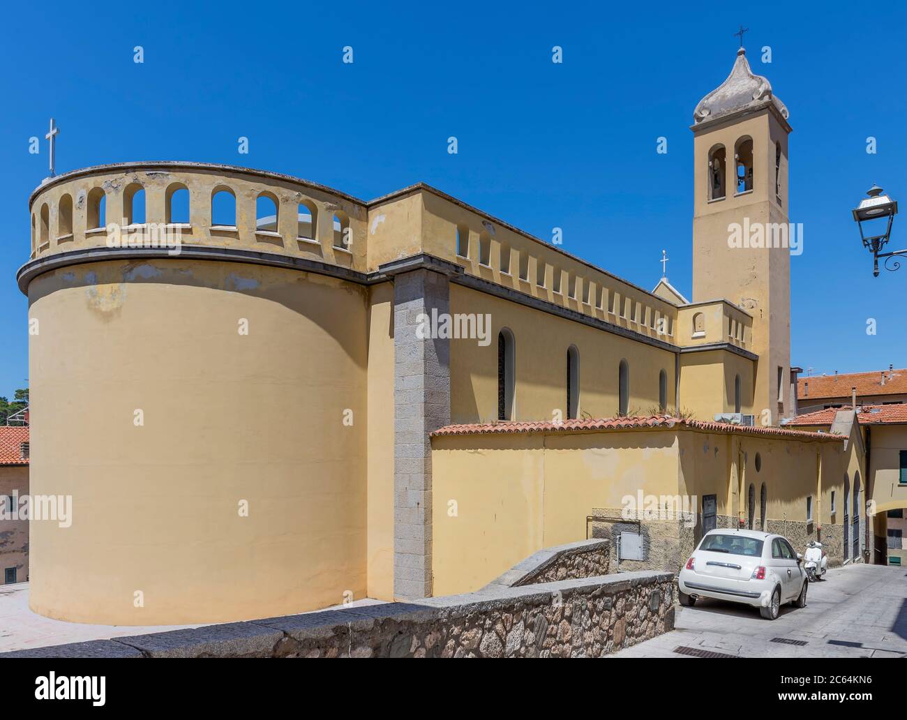 La parrocchia di Santo Stefano nel centro storico di Porto Santo Stefano, Grosseto, in una giornata di sole Foto Stock