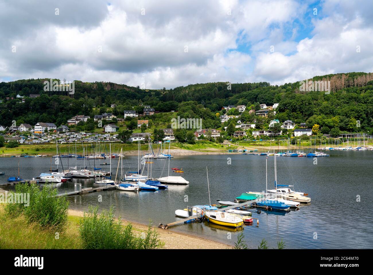 Lago di Rursee, un bacino idrico, il villaggio di Woffelsbach, campeggio, moli, baia balneare, Nationalpark Eifel, NRW, Germania, Foto Stock