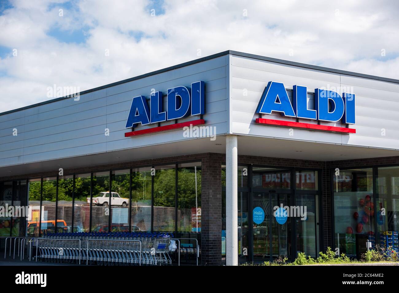 Aldi (Eigenschreibweise ALDI, steht für Albrecht Diskont) bezeichnet die beiden Discount-Einzelhandelsketten Aldi Nord und Aldi Süd Foto Stock